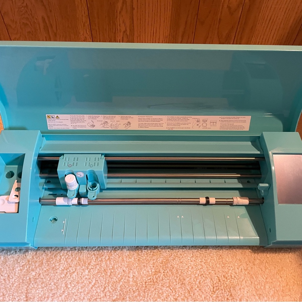 Cameo Silhouette Cutting Machine in Teal.
Comes with everything you need